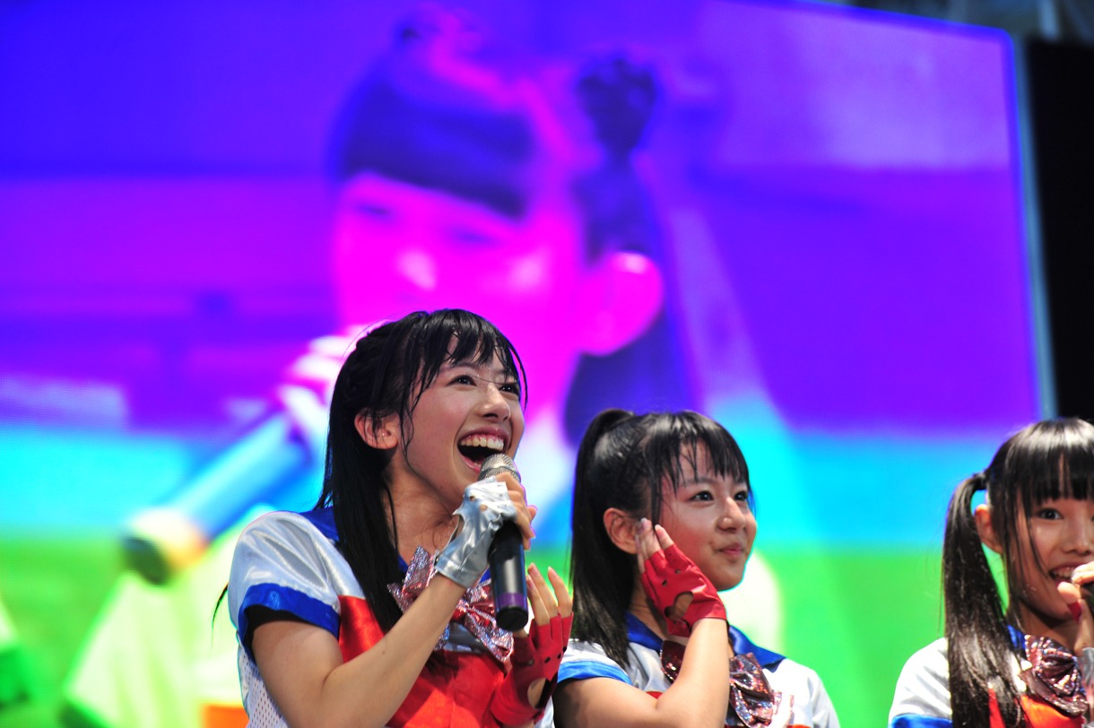 オリコン6位の発表に大喜びする真山りか（写真左端）。