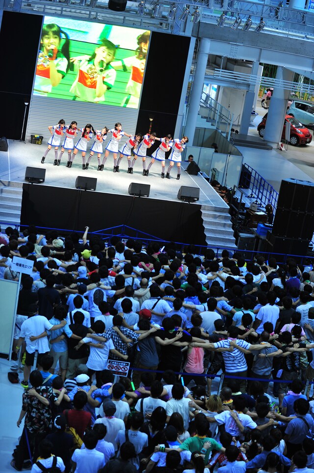 「永遠に中学生」ではメンバーも客席も肩を組んで大合唱。