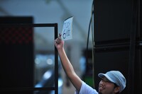 本日のオリコン順位速報を伝えるステージ演出の“国語の先生”。