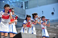 順位発表をドラムロールで盛り上げるメンバー。