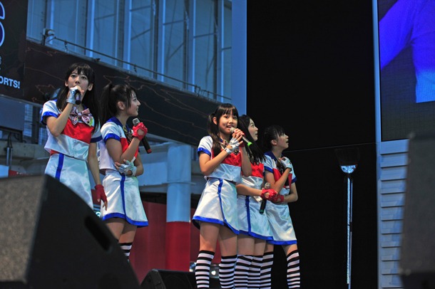 スクリーンに映し出されたサプライズムービーを見つめるメンバーたち。