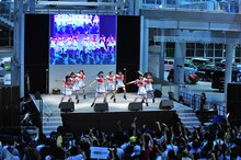 MEGA WEB トヨタシティショウケースはエビ中のホームと呼べるほど何度もライブを行っている会場。本日はいつもよりも高さのあるステージが設置された。