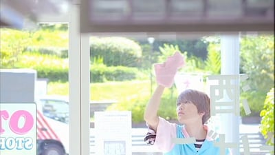 窓拭きに精を出す福岡晃子。