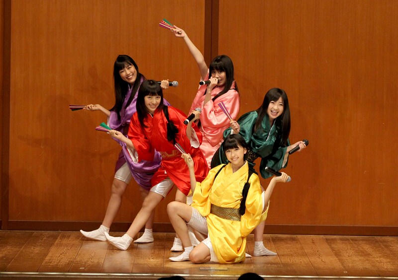 写真は鈴本演芸場で行われた桃黒亭一門サプライズライブの様子。