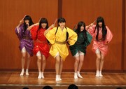 ライブを終えた腹ぺこりの助（写真中央）は「すごい緊張したんですけど、皆さんが温かく見守って聴いてくださってうれしかったです」、ちび太（右から2番目）は「地声でも後ろまで聴こえる会場で歌える良さを感じました」とコメント。
