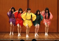 ライブを終えた腹ぺこりの助（写真中央）は「すごい緊張したんですけど、皆さんが温かく見守って聴いてくださってうれしかったです」、ちび太（右から2番目）は「地声でも後ろまで聴こえる会場で歌える良さを感じました」とコメント。