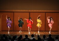 写真左から桃黒亭なめんな、ちび太、でこ八、腹ぺこりの助、ぷに丸。でこ八は「（舞台の上が）思った以上にツルツルするんですね。でもすごい楽しかったです」とライブの感想を語った。