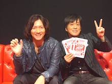 吉井和哉（写真左）とブラックマヨネーズ吉田敬（右）。