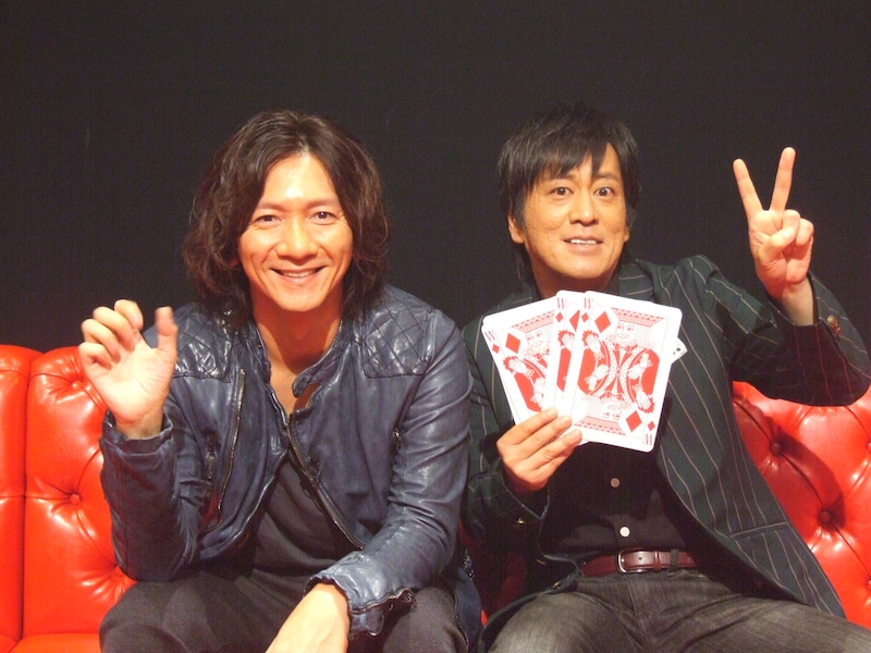 吉井和哉（写真左）とブラックマヨネーズ吉田敬（右）。