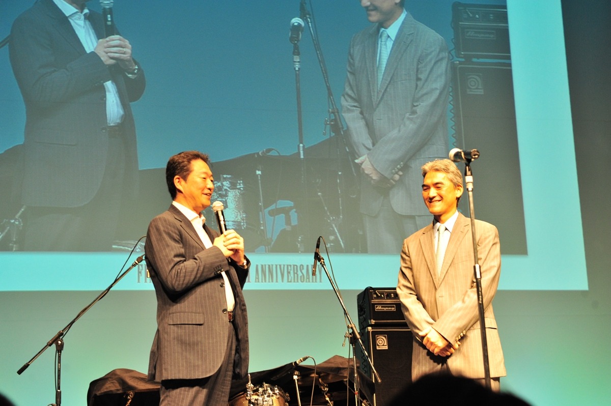 左からスクウェア・エニックス代表取締役社長・和田洋一、日本マイクロソフト執行役インタラクティブ・エンターテイメント・ビジネス ゼネラルマネージャー泉水敬。