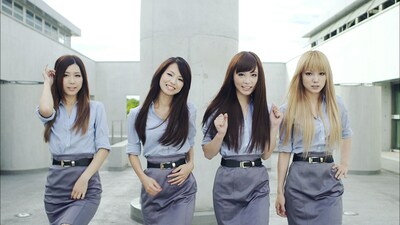 OLの衣装を身にまとったSCANDAL。