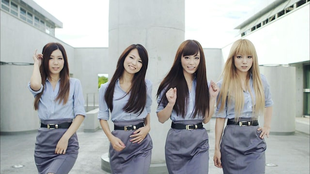 OLの衣装を身にまとったSCANDAL。