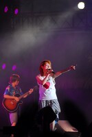 今週の人気の画像3位は「aiko茅ヶ崎無料ライブ、31000人に熱唱と花火1000発贈る」より、aiko。