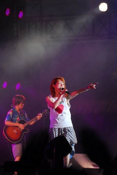 「恋のスーパーボール」は、歌詞を「♪夜中に腕がアロハの匂い」とアレンジして歌った。