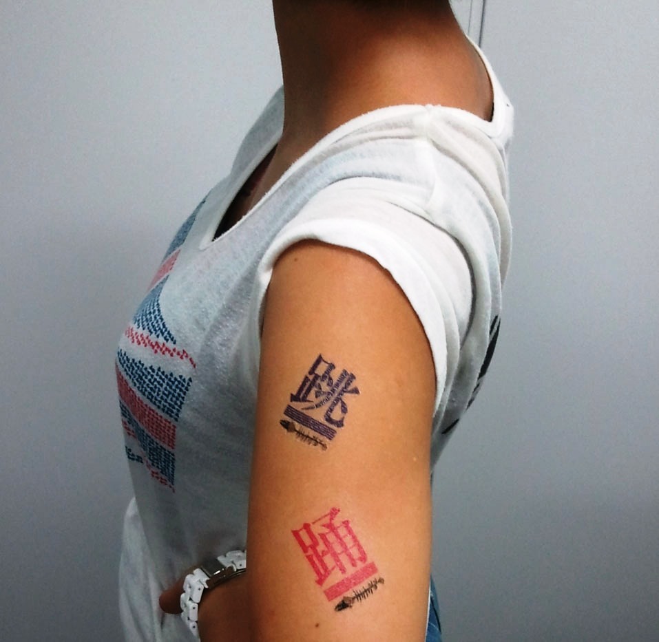 タトゥーシール貼付例。紫とピンクが肌に映える。