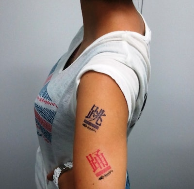 タトゥーシール貼付例。紫とピンクが肌に映える。