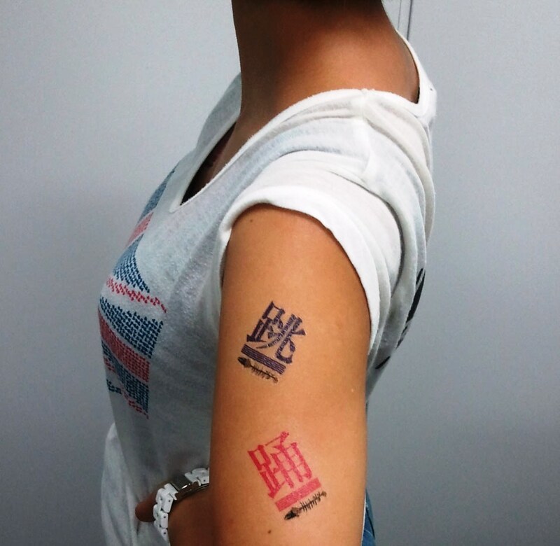 タトゥーシール貼付例。紫とピンクが肌に映える。