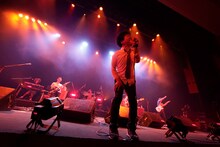 初恋の嵐のゲストボーカルを務める堂島孝平（写真中央）。（撮影：河本悠貴）