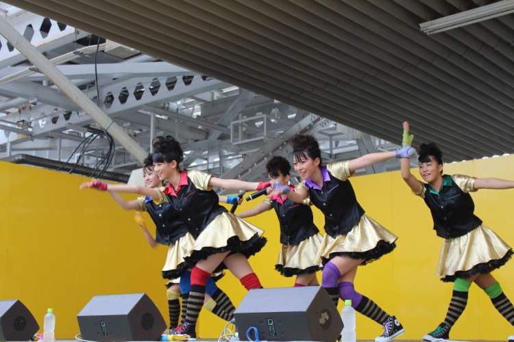 写真は本日の名古屋近鉄パッセ公演より。新曲「ザ・スターダストボウリング」を披露するチームしゃちほこ。