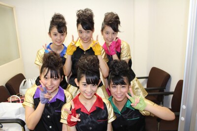 リーゼントヘアで決めたチームしゃちほこの6人。