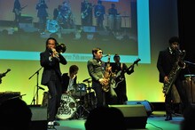 東京スカパラダイスオーケストラのライブの模様。