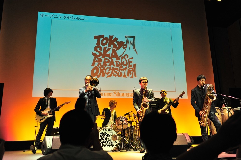 東京スカパラダイスオーケストラのライブの模様。
