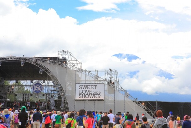 「SWEET LOVE SHOWER 2012」のメインステージ「LAKESIDE STAGE」。