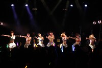 写真は「アップアップガールズ（仮） 1st LIVE 代官山決戦（仮）」のワンシーン。