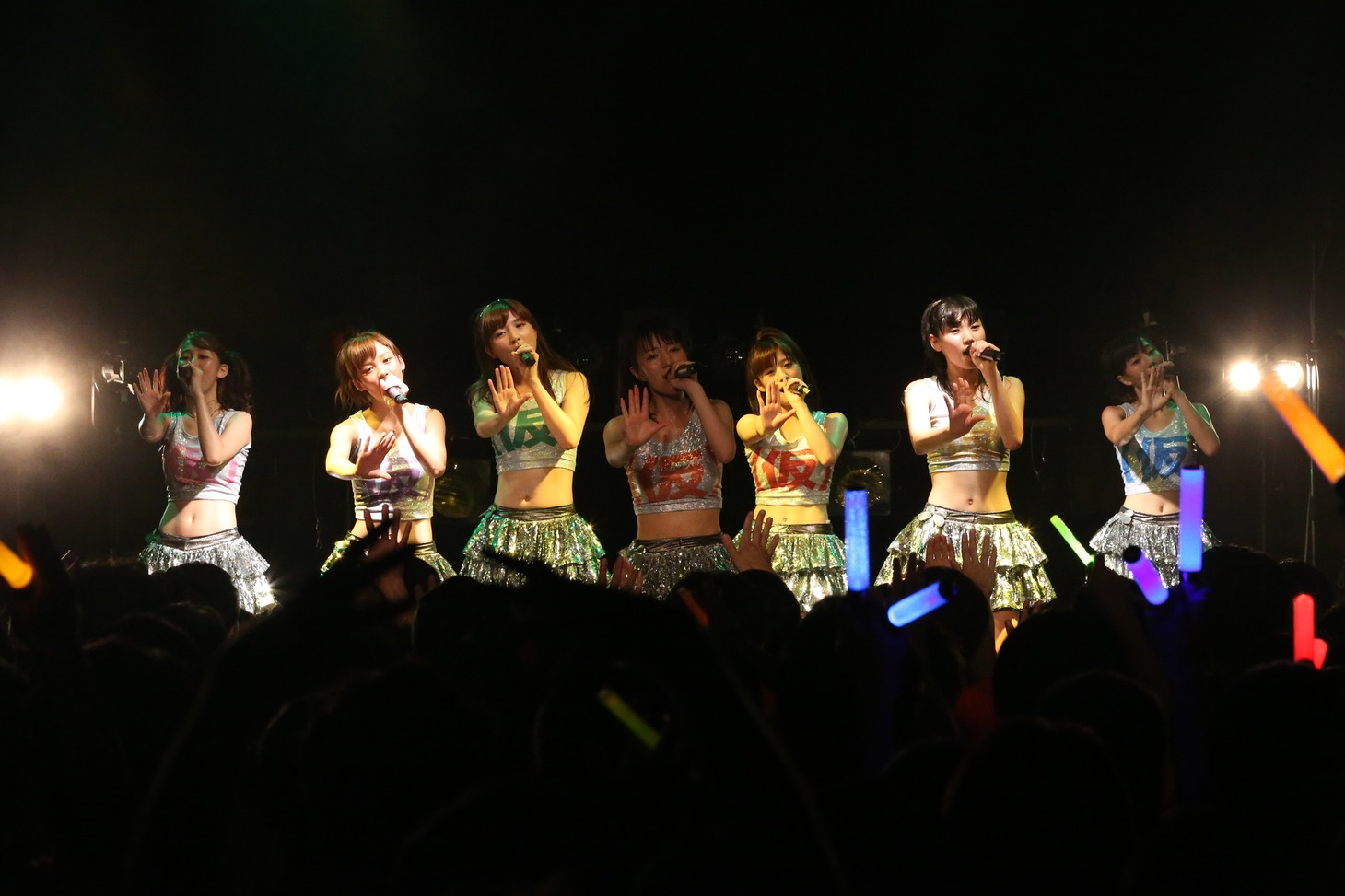 写真は「アップアップガールズ（仮） 1st LIVE 代官山決戦（仮）」のワンシーン。