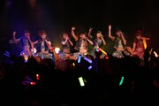 写真は「アップアップガールズ（仮） 1st LIVE 代官山決戦（仮）」のワンシーン。