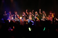 写真は「アップアップガールズ（仮） 1st LIVE 代官山決戦（仮）」のワンシーン。