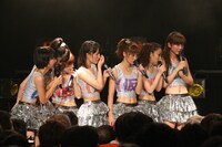 突然の発表に涙ぐむメンバーたち。