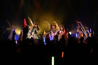 写真は「アップアップガールズ（仮） 1st LIVE 代官山決戦（仮）」のワンシーン。
