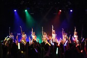 写真は「アップアップガールズ（仮） 1st LIVE 代官山決戦（仮）」のワンシーン。