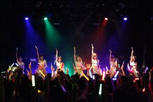 写真は「アップアップガールズ（仮） 1st LIVE 代官山決戦（仮）」のワンシーン。