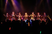 写真は「アップアップガールズ（仮） 1st LIVE 代官山決戦（仮）」のワンシーン。