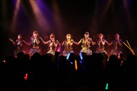 写真は「アップアップガールズ（仮） 1st LIVE 代官山決戦（仮）」のワンシーン。