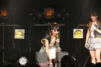 写真は「アップアップガールズ（仮） 1st LIVE 代官山決戦（仮）」のワンシーン。