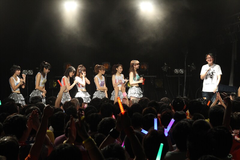 アップアップガールズ（仮）と嶺脇社長。