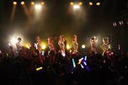 写真は「アップアップガールズ（仮） 1st LIVE 代官山決戦（仮）」のワンシーン。