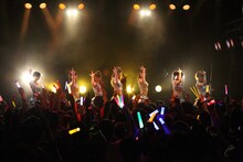 写真は「アップアップガールズ（仮） 1st LIVE 代官山決戦（仮）」のワンシーン。