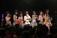 サプライズに驚くメンバーたち。