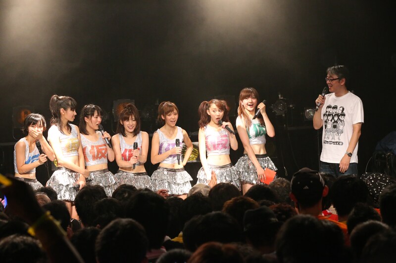 嶺脇社長（写真右）の登場に騒然とするアップアップガールズ（仮）（左）。