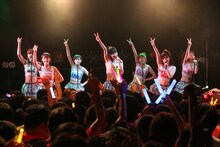 写真は「アップアップガールズ（仮） 1st LIVE 代官山決戦（仮）」のワンシーン。
