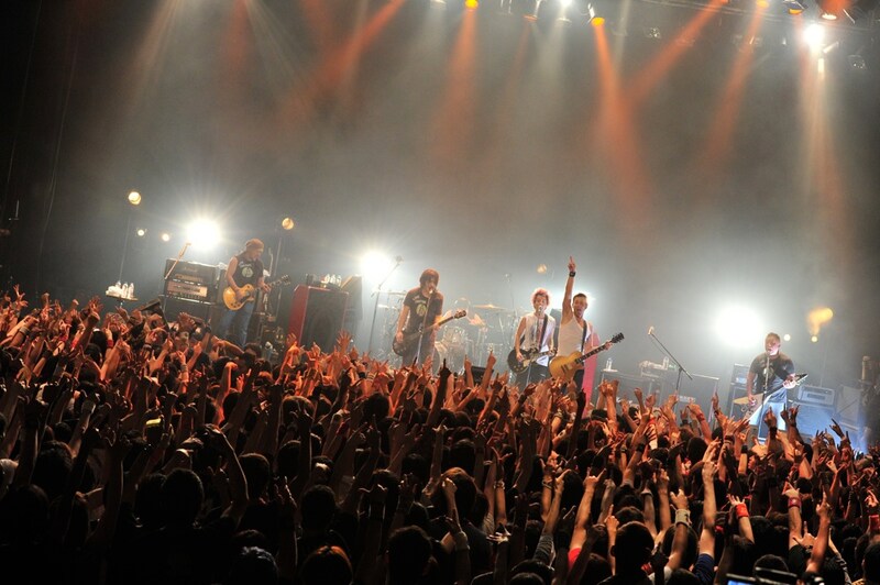 歴代ギタリストを迎えて「BURN OUT」を演奏するJバンド。