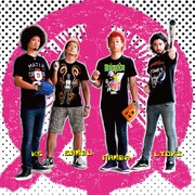 難波章浩（写真右から2番目）とバンドメンバー。