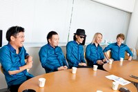 ナタリーPower Pushではテレビアニメ「エウレカセブンAO」のオープニングテーマを歌うFLOWのメンバー5人によるインタビューを公開中。