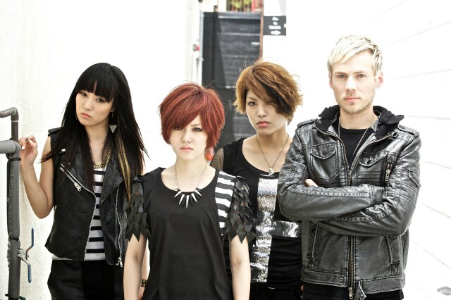 10月24日にはEVANPONYのシングル「Just rock with me / 涙なんて見してやんない」がリリースされる。