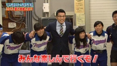 円陣を組んで士気を高めるWORLD ORDERと101人の運動部員。