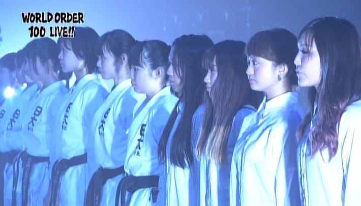 りりしい表情を浮かべる女子運動部員たち。